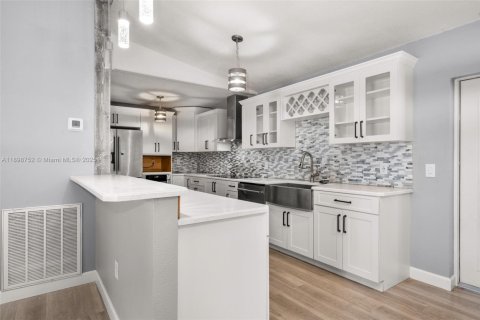 House in Sebring, Florida 3 bedrooms № 1950586 - photo 6