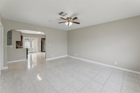 Casa en venta en Hallandale Beach, Florida, 2 dormitorios, 124.67 m2 № 1846105 - foto 8