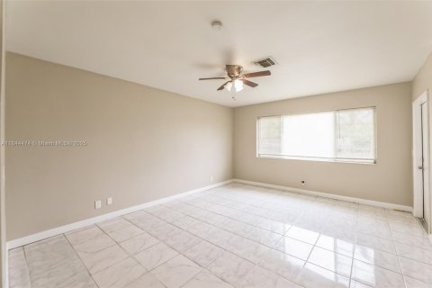 Casa en venta en Hallandale Beach, Florida, 2 dormitorios, 124.67 m2 № 1846105 - foto 9