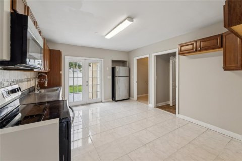 Casa en venta en Hallandale Beach, Florida, 2 dormitorios, 124.67 m2 № 1846105 - foto 3
