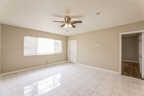 Casa en venta en Hallandale Beach, Florida, 2 dormitorios, 124.67 m2 № 1846105 - foto 10