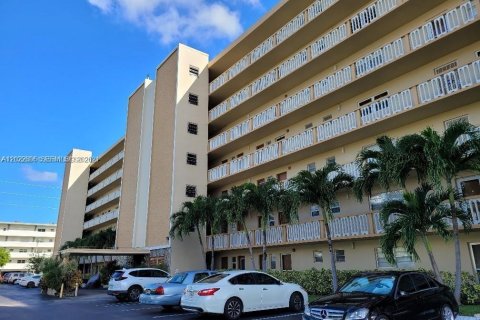 Condominio en Hallandale Beach, Florida, 2 dormitorios № 2243995