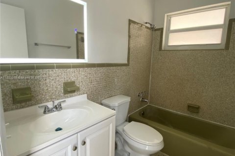 House in Hollywood, Florida 3 bedrooms, 189.52 sq.m. № 1934666 - photo 9