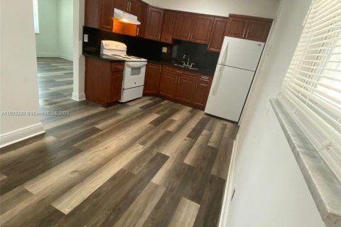 House in Hollywood, Florida 3 bedrooms, 189.52 sq.m. № 1934666 - photo 5