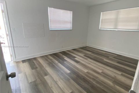 House in Hollywood, Florida 3 bedrooms, 189.52 sq.m. № 1934666 - photo 10