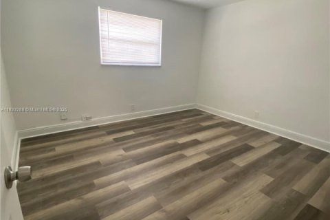 House in Hollywood, Florida 3 bedrooms, 189.52 sq.m. № 1934666 - photo 13