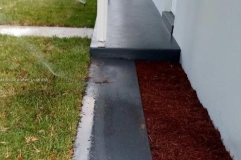 House in Hollywood, Florida 3 bedrooms, 189.52 sq.m. № 1934666 - photo 16