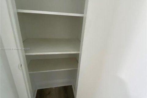 House in Hollywood, Florida 3 bedrooms, 189.52 sq.m. № 1934666 - photo 11