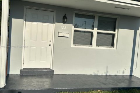 House in Hollywood, Florida 3 bedrooms, 189.52 sq.m. № 1934666 - photo 1