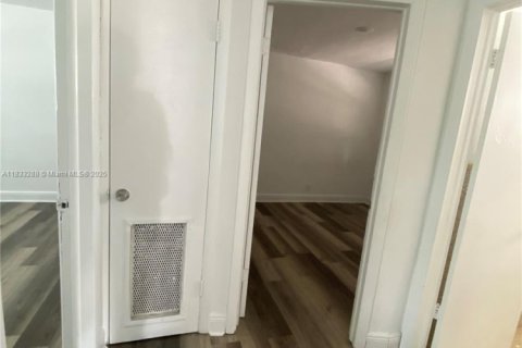 House in Hollywood, Florida 3 bedrooms, 189.52 sq.m. № 1934666 - photo 12