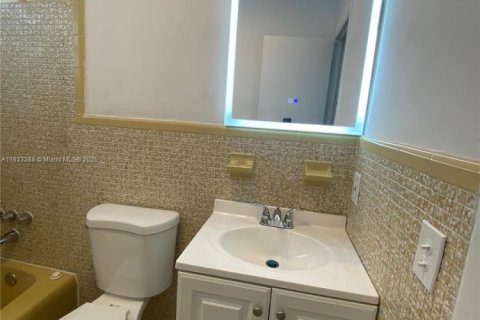 House in Hollywood, Florida 3 bedrooms, 189.52 sq.m. № 1934666 - photo 15