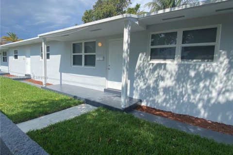 House in Hollywood, Florida 3 bedrooms, 189.52 sq.m. № 1934666 - photo 7