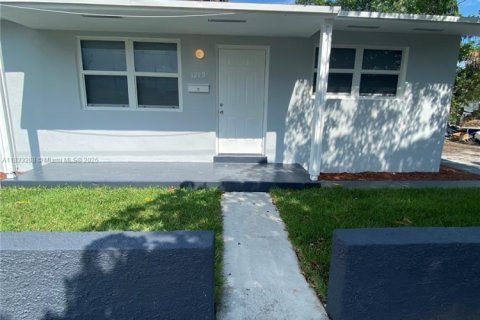 House in Hollywood, Florida 3 bedrooms, 189.52 sq.m. № 1934666 - photo 8