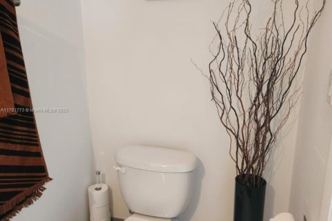 Condo in Miami, Florida, 2 bedrooms  № 1980616 - photo 16