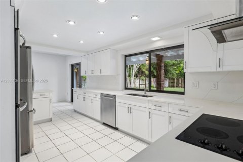 House in Palmetto Bay, Florida 4 bedrooms, 283.91 sq.m. № 2072508 - photo 9