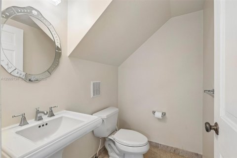 House in Palmetto Bay, Florida 4 bedrooms, 283.91 sq.m. № 2072508 - photo 13