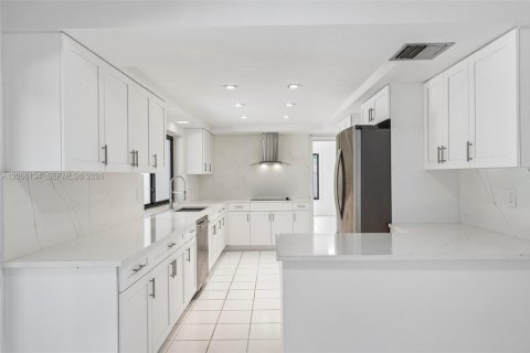 House in Palmetto Bay, Florida 4 bedrooms, 283.91 sq.m. № 2072508 - photo 8
