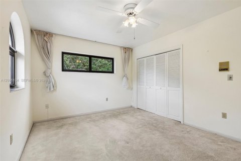 House in Palmetto Bay, Florida 4 bedrooms, 283.91 sq.m. № 2072508 - photo 23
