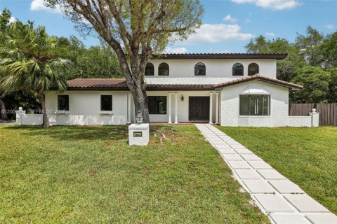 House in Palmetto Bay, Florida 4 bedrooms, 283.91 sq.m. № 2072508