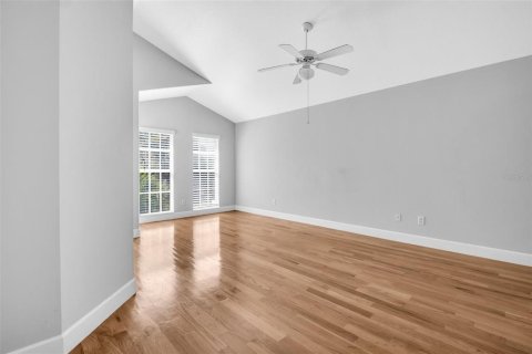 Townhouse in Saint Petersburg, Florida 3 bedrooms, 144.93 sq.m. № 2385944 - photo 20
