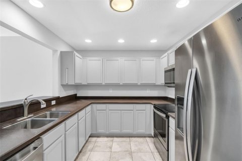 Townhouse in Saint Petersburg, Florida 3 bedrooms, 144.93 sq.m. № 2385944 - photo 8