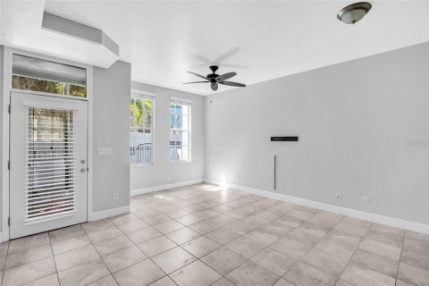Townhouse in Saint Petersburg, Florida 3 bedrooms, 144.93 sq.m. № 2385944 - photo 12