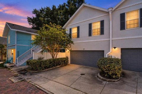Townhouse in Saint Petersburg, Florida 3 bedrooms, 144.93 sq.m. № 2385944 - photo 2