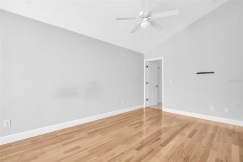Townhouse in Saint Petersburg, Florida 3 bedrooms, 144.93 sq.m. № 2385944 - photo 23