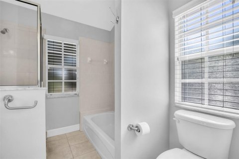 Townhouse in Saint Petersburg, Florida 3 bedrooms, 144.93 sq.m. № 2385944 - photo 27