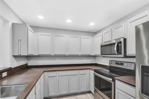 Townhouse in Saint Petersburg, Florida 3 bedrooms, 144.93 sq.m. № 2385944 - photo 6