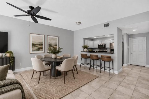 Townhouse in Saint Petersburg, Florida 3 bedrooms, 144.93 sq.m. № 2385944 - photo 13