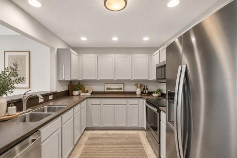 Townhouse in Saint Petersburg, Florida 3 bedrooms, 144.93 sq.m. № 2385944 - photo 7