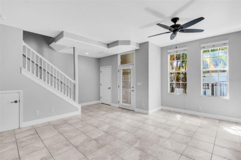 Townhouse in Saint Petersburg, Florida 3 bedrooms, 144.93 sq.m. № 2385944 - photo 17