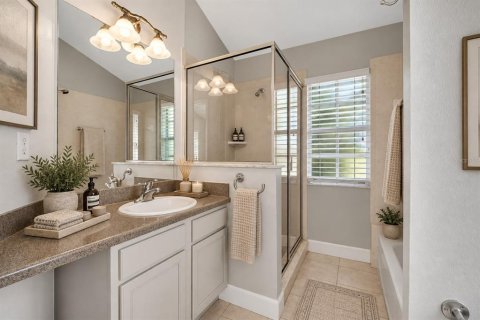 Townhouse in Saint Petersburg, Florida 3 bedrooms, 144.93 sq.m. № 2385944 - photo 25