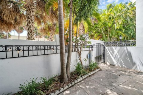 Townhouse in Saint Petersburg, Florida 3 bedrooms, 144.93 sq.m. № 2385944 - photo 4