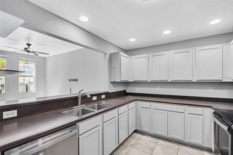 Townhouse in Saint Petersburg, Florida 3 bedrooms, 144.93 sq.m. № 2385944 - photo 5