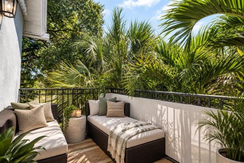 Townhouse in Saint Petersburg, Florida 3 bedrooms, 144.93 sq.m. № 2385944 - photo 24