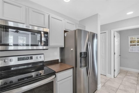 Townhouse in Saint Petersburg, Florida 3 bedrooms, 144.93 sq.m. № 2385944 - photo 9