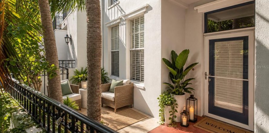 Townhouse in Saint Petersburg, Florida 3 bedrooms, 144.93 sq.m. № 2385944