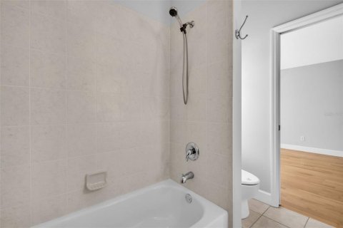 Townhouse in Saint Petersburg, Florida 3 bedrooms, 144.93 sq.m. № 2385944 - photo 29