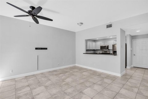 Townhouse in Saint Petersburg, Florida 3 bedrooms, 144.93 sq.m. № 2385944 - photo 14