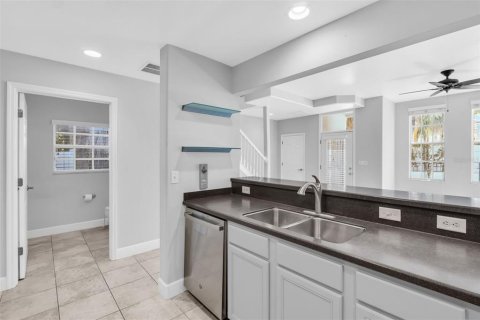 Townhouse in Saint Petersburg, Florida 3 bedrooms, 144.93 sq.m. № 2385944 - photo 10