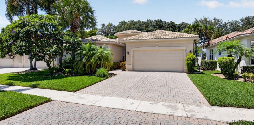 House in Delray Beach, Florida 4 bedrooms, 221.85 sq.m. № 2242036