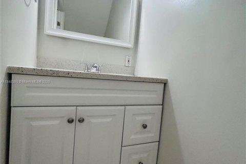 House in Miami, Florida 2 bedrooms, 116.13 sq.m. № 1848951 - photo 24