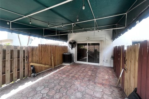 House in Miami, Florida 2 bedrooms, 116.13 sq.m. № 1848951 - photo 12