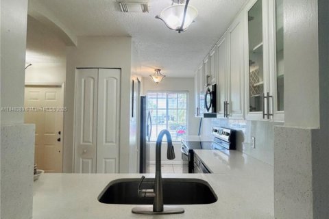 House in Miami, Florida 2 bedrooms, 116.13 sq.m. № 1848951 - photo 30
