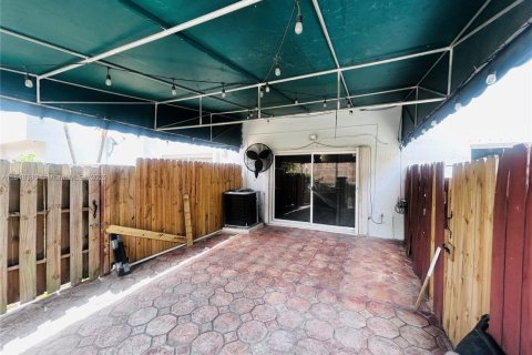House in Miami, Florida 2 bedrooms, 116.13 sq.m. № 1848951 - photo 29