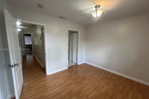 House in Miami, Florida 2 bedrooms, 116.13 sq.m. № 1848951 - photo 15