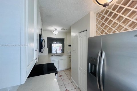 House in Miami, Florida 2 bedrooms, 116.13 sq.m. № 1848951 - photo 21