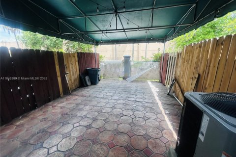 House in Miami, Florida 2 bedrooms, 116.13 sq.m. № 1848951 - photo 27